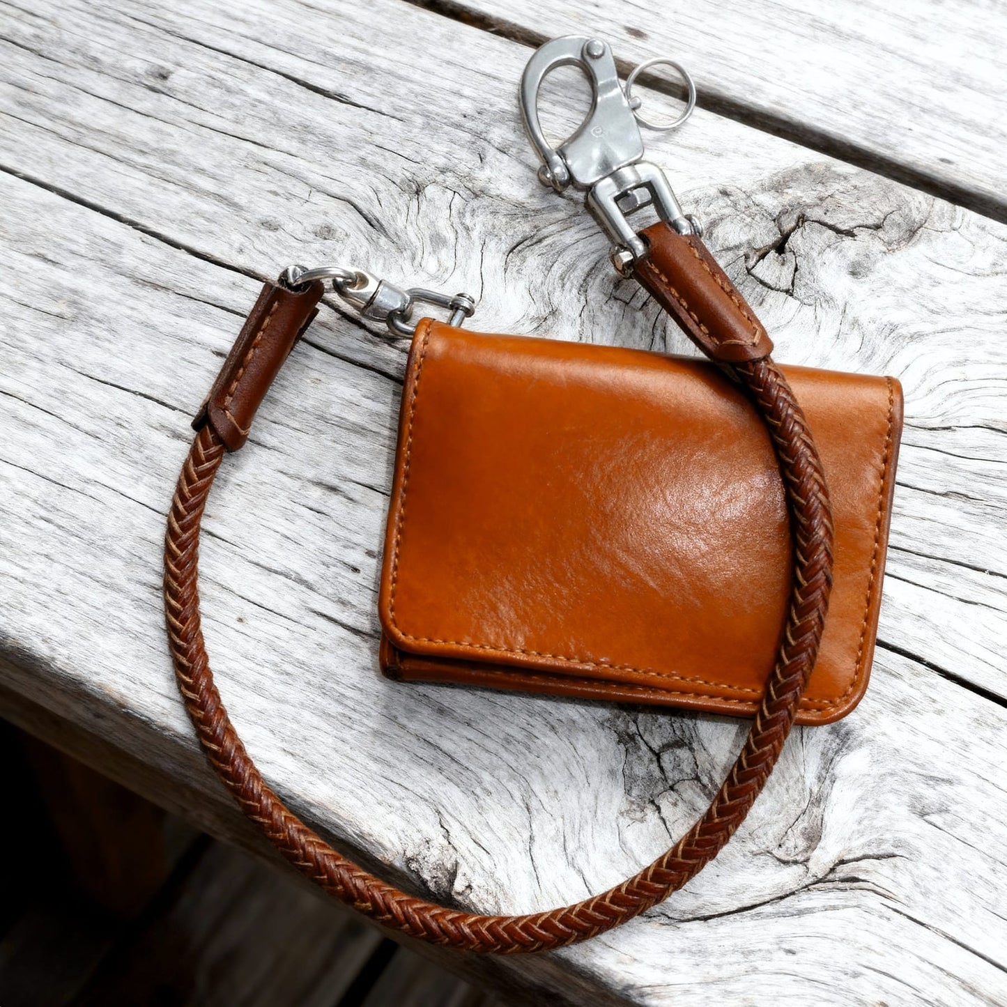 Cognacfarbene Leder Geldbeutelkette am Geldbeutel mit geflochtenem Echtleder, Edelstahl-Karabiner und Connector.