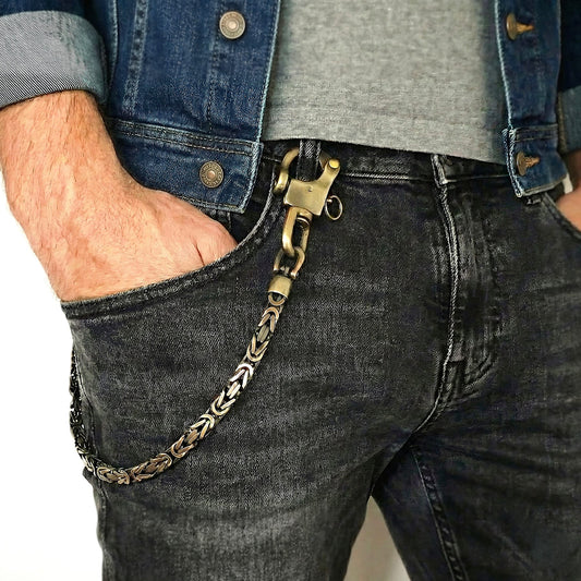 Messing Wallet Chain im Vintage-Look getragen an schwarzer Jeans mit Denim-Jacke – robuste Biker Hosenkette für rugged Denim, Heritage Style und Alltag.
