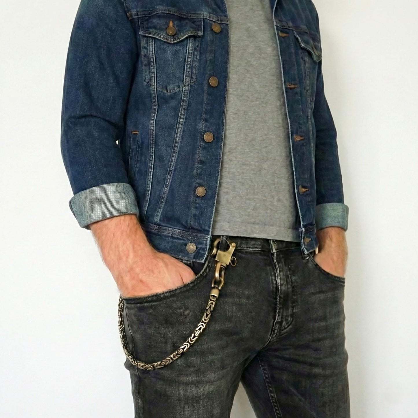 Messing Wallet Chain im Vintage-Look getragen an schwarzer Jeans mit Denim-Jacke – robuste Hosenkette für Rockabilly, Biker und rugged Denim Style.