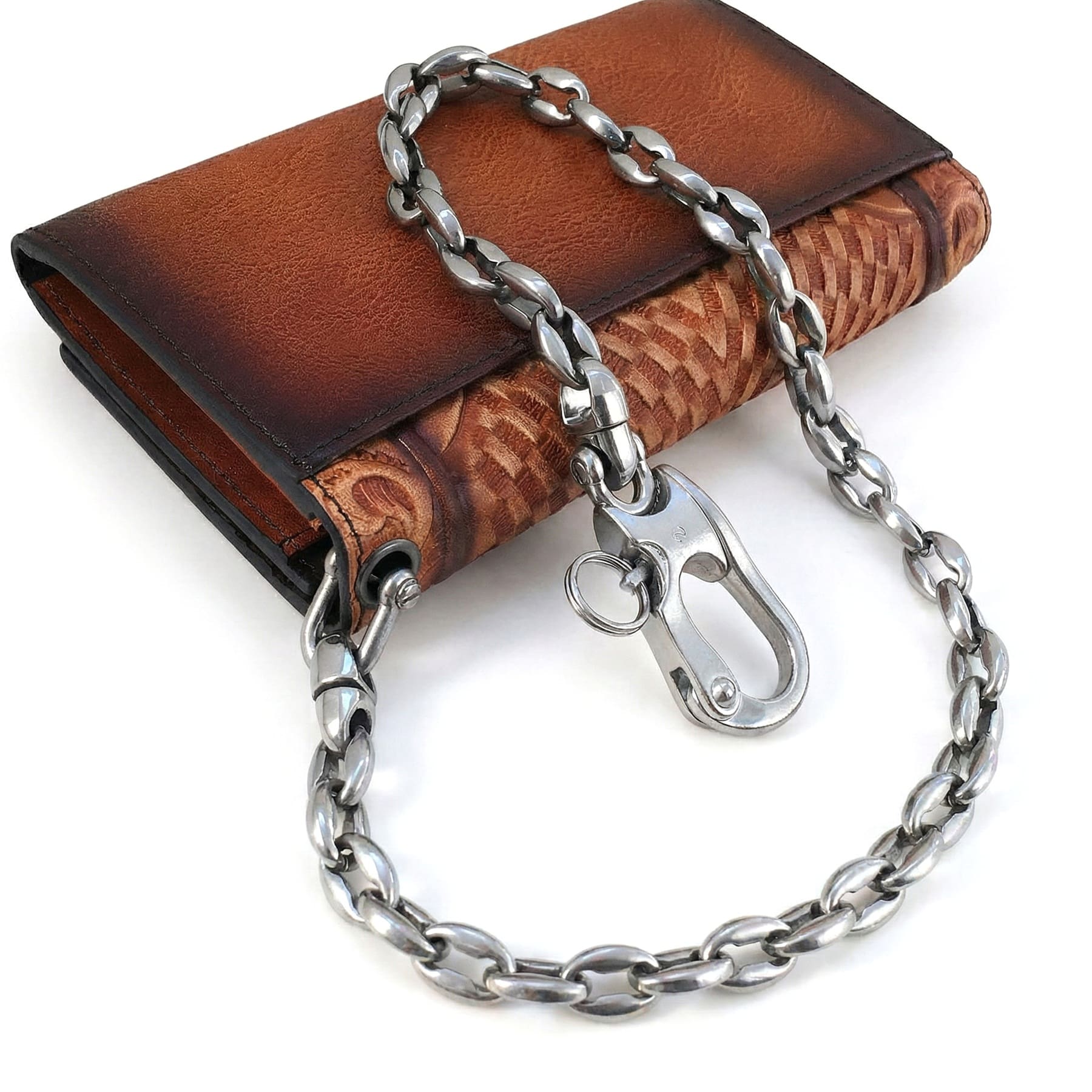 Edelstahl Wallet Chain mit Kaffeebohnenkette an brauner Leder-Geldbörse, mit Karabiner befestigt und als robuste Geldbeutelkette tragbar.
