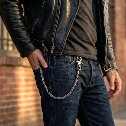 Edelstahl Wallet Chain als Königskette getragen an Jeans im Biker Style – robuste Hosenkette und Pants Chain für Denim, Lederjacke und Rockabilly-Look.
