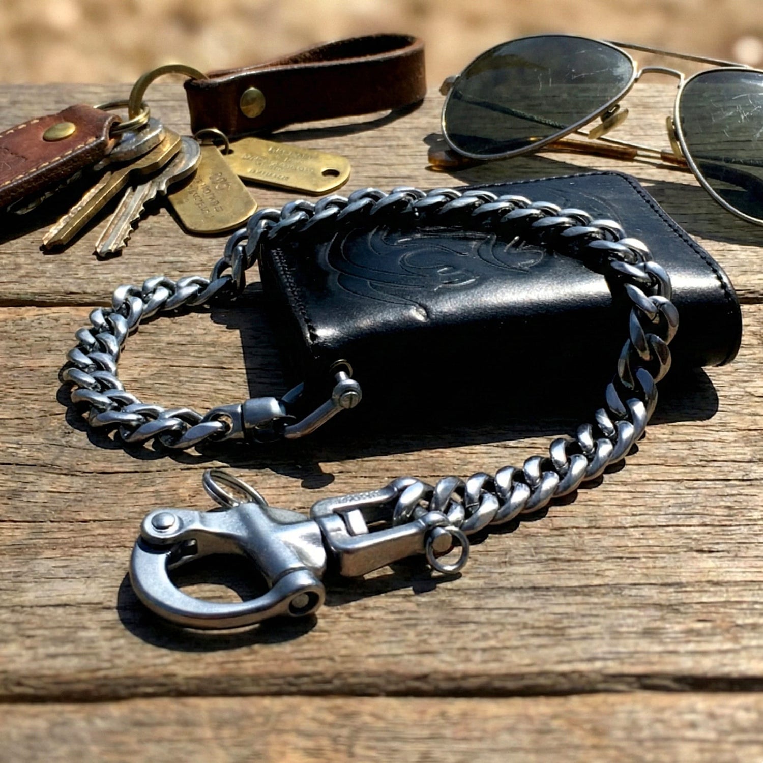 Edelstahl Wallet Chain im Biker Style mit schwarzem Leder Wallet und Schlüsseln auf Holztisch