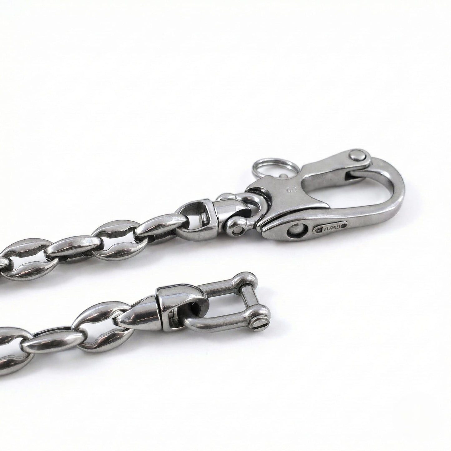 Edelstahl Wallet Chain mit Kaffeebohnenkette, großem Karabiner und 360°-Drehgelenk auf weißem Hintergrund, tragbar als Hosenkette oder Schlüsselkette.