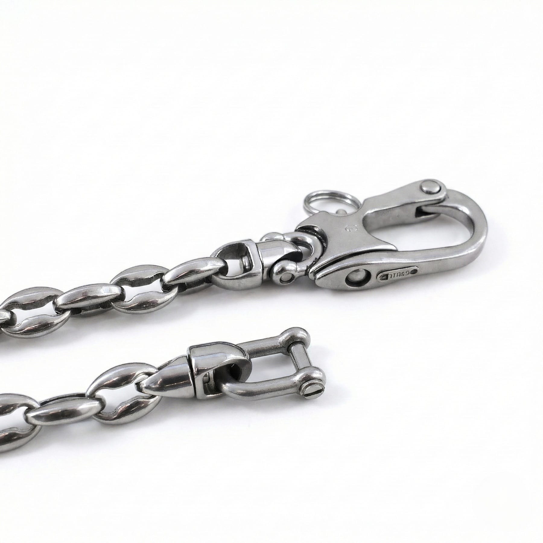 Edelstahl Wallet Chain mit Kaffeebohnenkette, großem Karabiner und 360°-Drehgelenk auf weißem Hintergrund, tragbar als Hosenkette oder Schlüsselkette.
