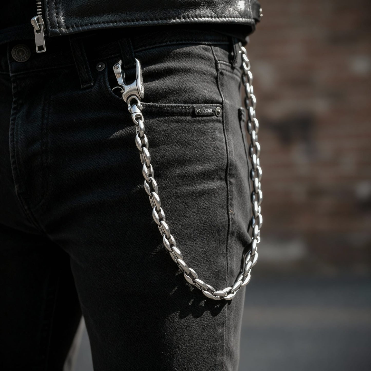 Edelstahl Wallet Chain mit Kaffeebohnenkette getragen an schwarzer Jeans mit Lederjacke, als robuste Hosenkette im Biker- und Rocker-Style.