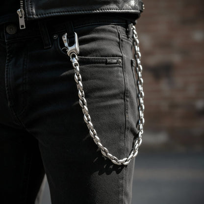 Edelstahl Wallet Chain mit Kaffeebohnenkette getragen an schwarzer Jeans mit Lederjacke, als robuste Hosenkette im Biker- und Rocker-Style.