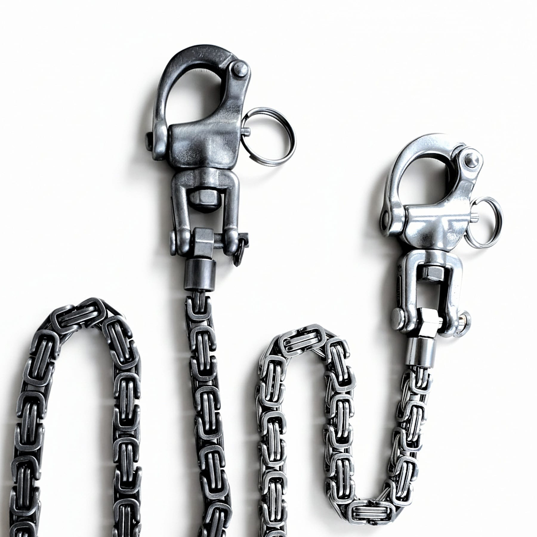 Edelstahl Wallet Chain als Königskette mit silbernem und schwarzem 360° Karabiner – robuste Hosenkette und Pants Chain für Biker Style, Jeans und Denim.