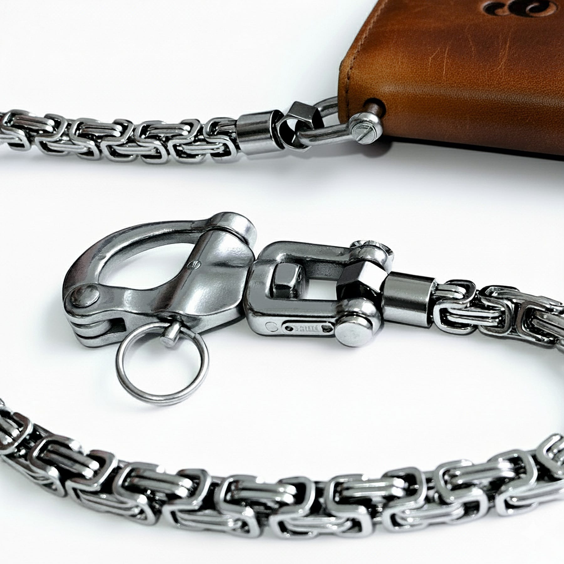 Edelstahl Wallet Chain als Königskette mit Karabiner und Connector an brauner Leder-Wallet – robuste Hosenkette im Biker Style für Jeans und Denim.