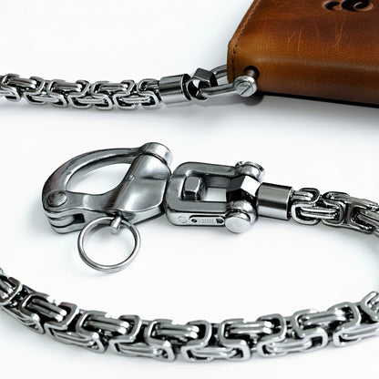 Edelstahl Wallet Chain als Königskette mit Karabiner und Connector an brauner Leder-Wallet – robuste Hosenkette im Biker Style für Jeans und Denim.