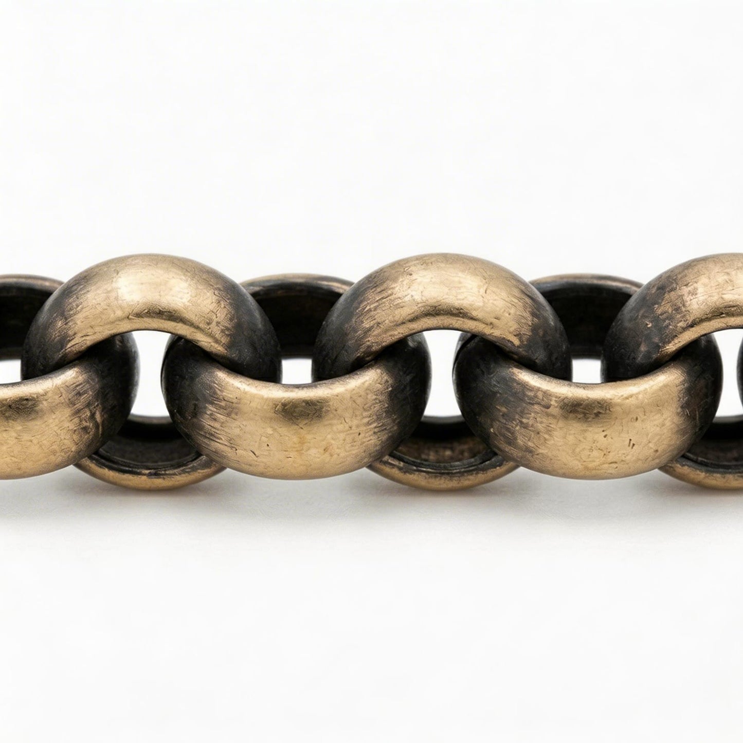 Erbsenkette aus Messing im Vintage Look als Detailaufnahme der Kettenglieder