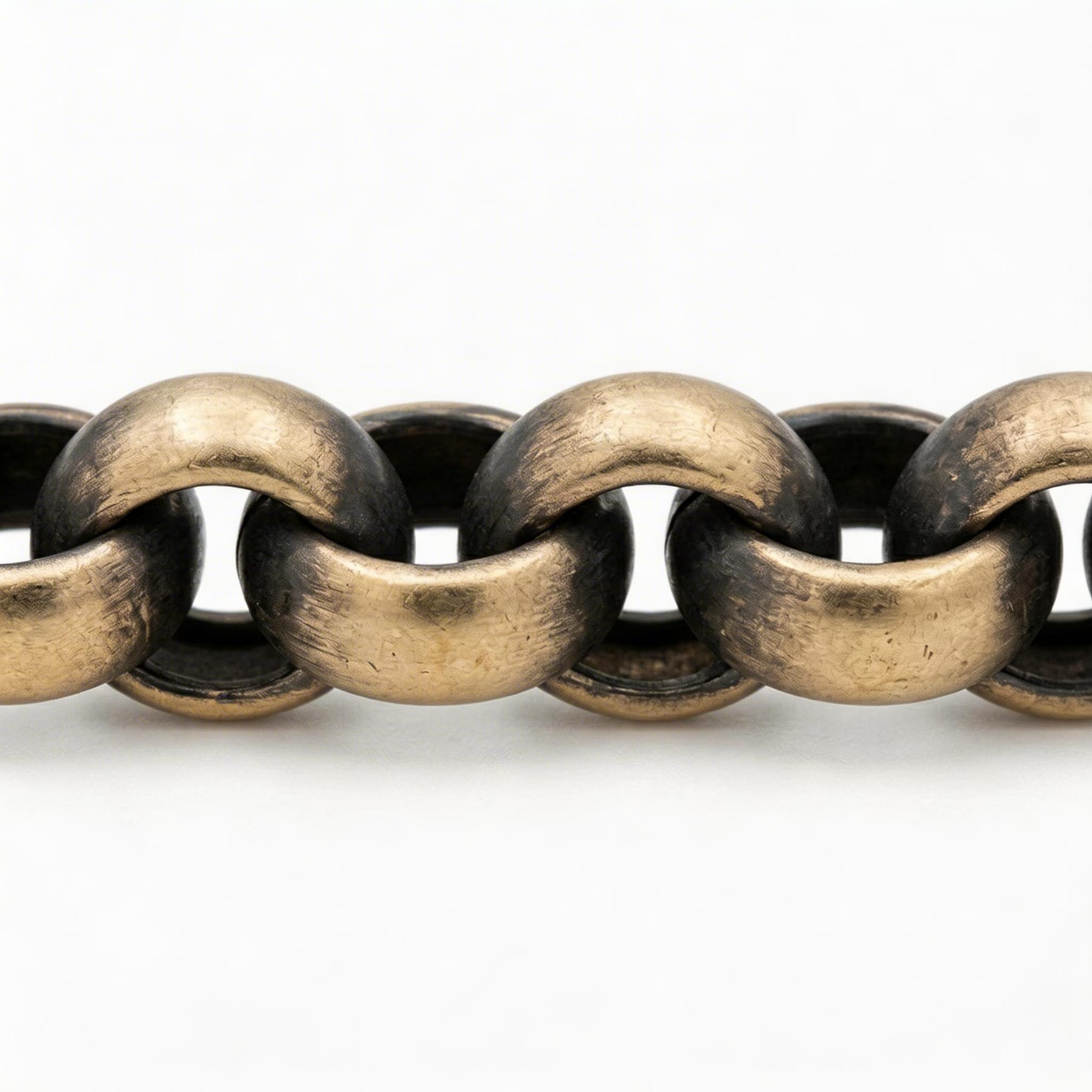 Erbsenkette aus Messing im Vintage Look als Detailaufnahme der Kettenglieder
