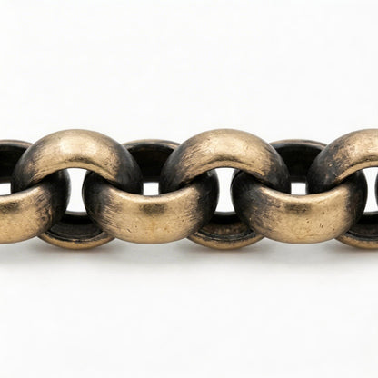 Erbsenkette aus Messing im Vintage Look als Detailaufnahme der Kettenglieder
