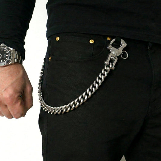 Gefeilte Panzerkette Wallet Chain aus Edelstahl als Herren Hosenkette getragen