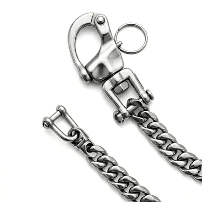Detailansicht der gefeilten Panzerkette Wallet Chain aus Edelstahl mit massivem Karabiner