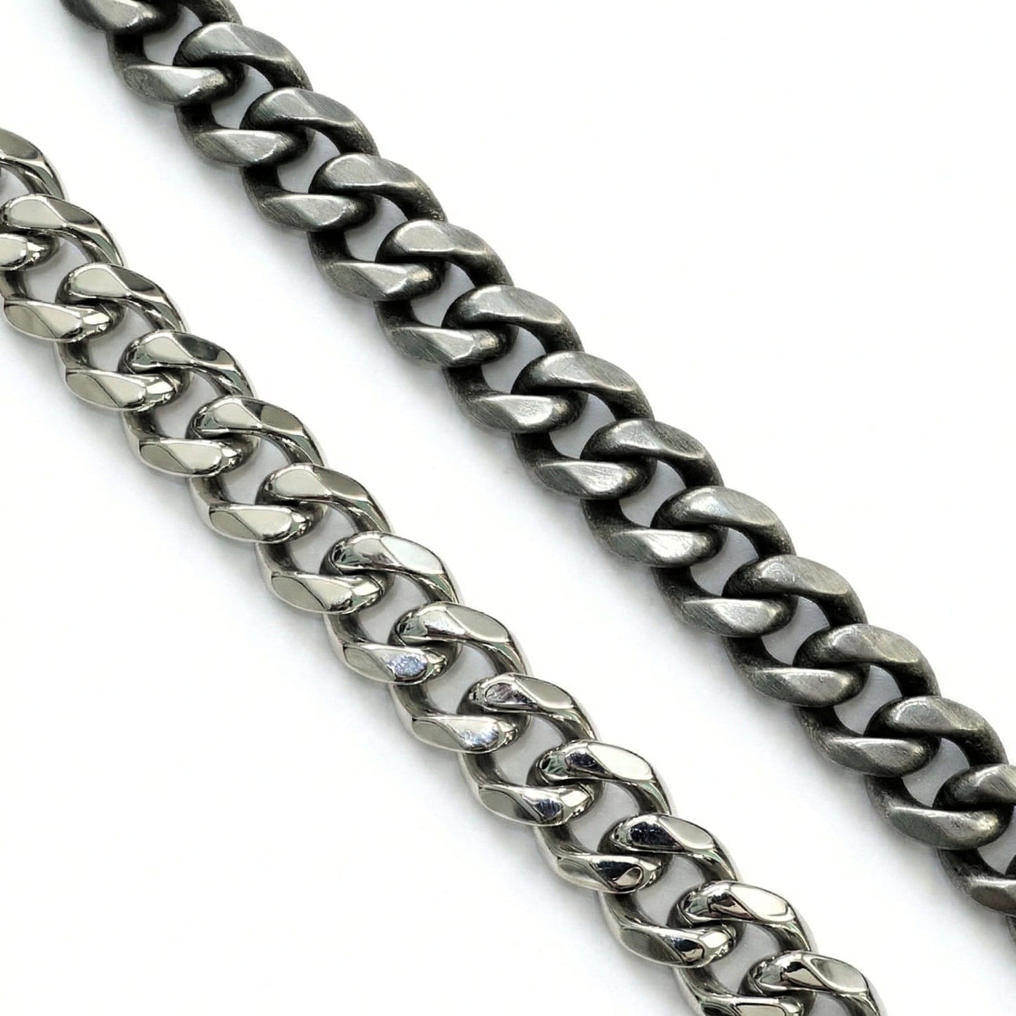 Polierte und matt geschwärzte Edelstahl Panzerkette Wallet Chain im Vergleich