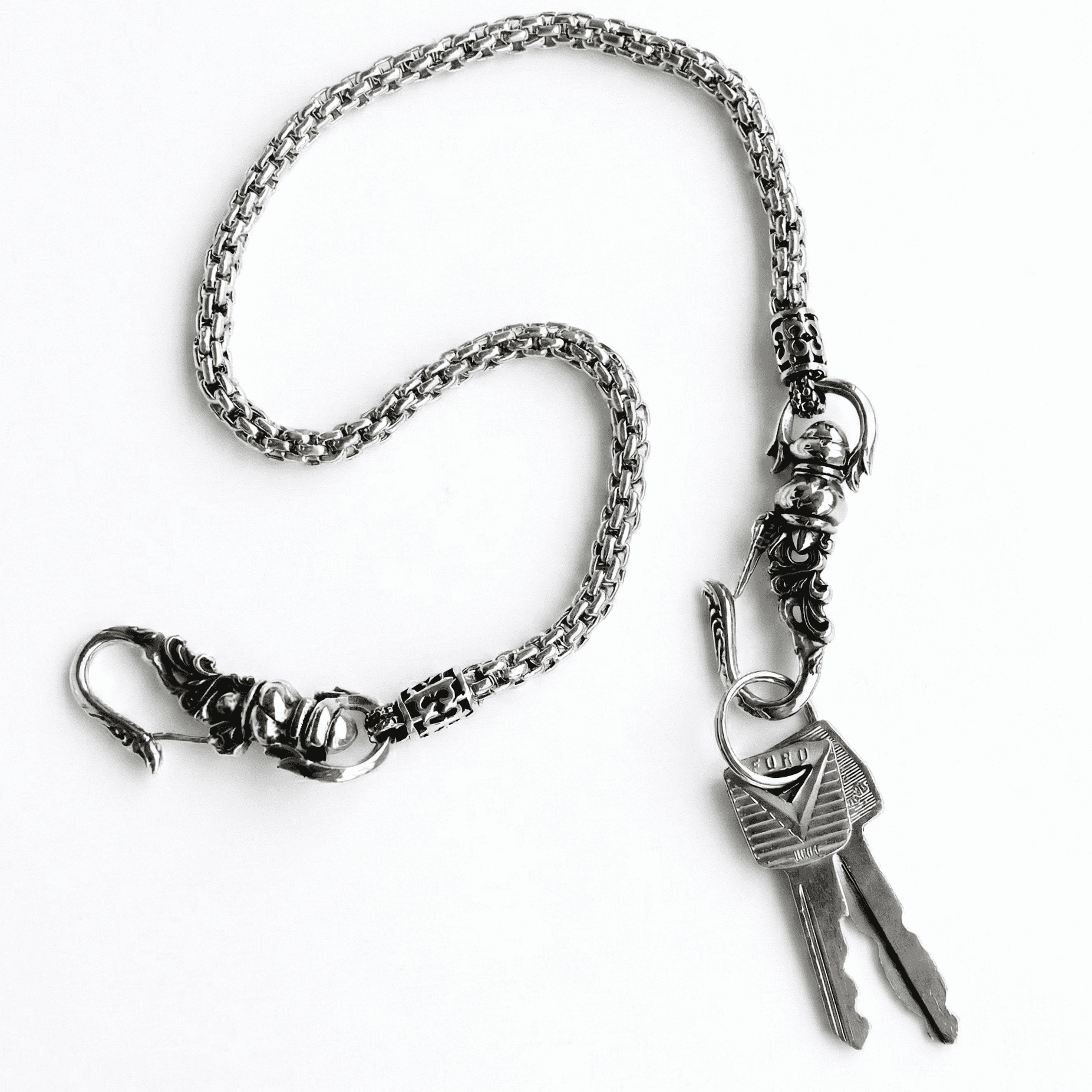 Geflochtene Edelstahl-Hosenkette mit verzierten Ornamenthaken als Schlüsselkette oder Keyholder, leicht geschwärzt und vielseitig tragbar.
