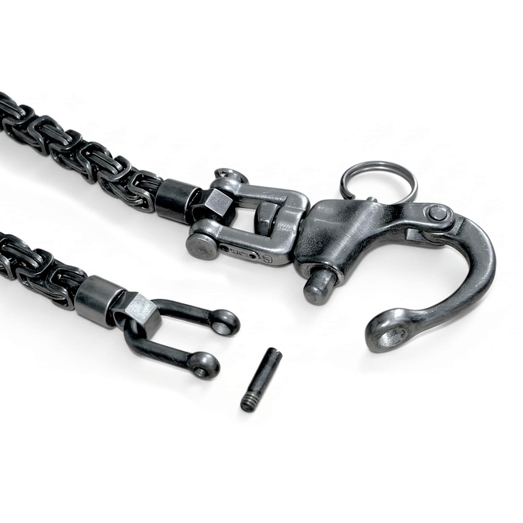 Detailansicht einer geschwärzten Edelstahl Wallet Chain als Königskette mit Karabiner und Schraub-Connector – robuste Hosenkette für Biker Style, Rocker Look und Heritage Outfits.