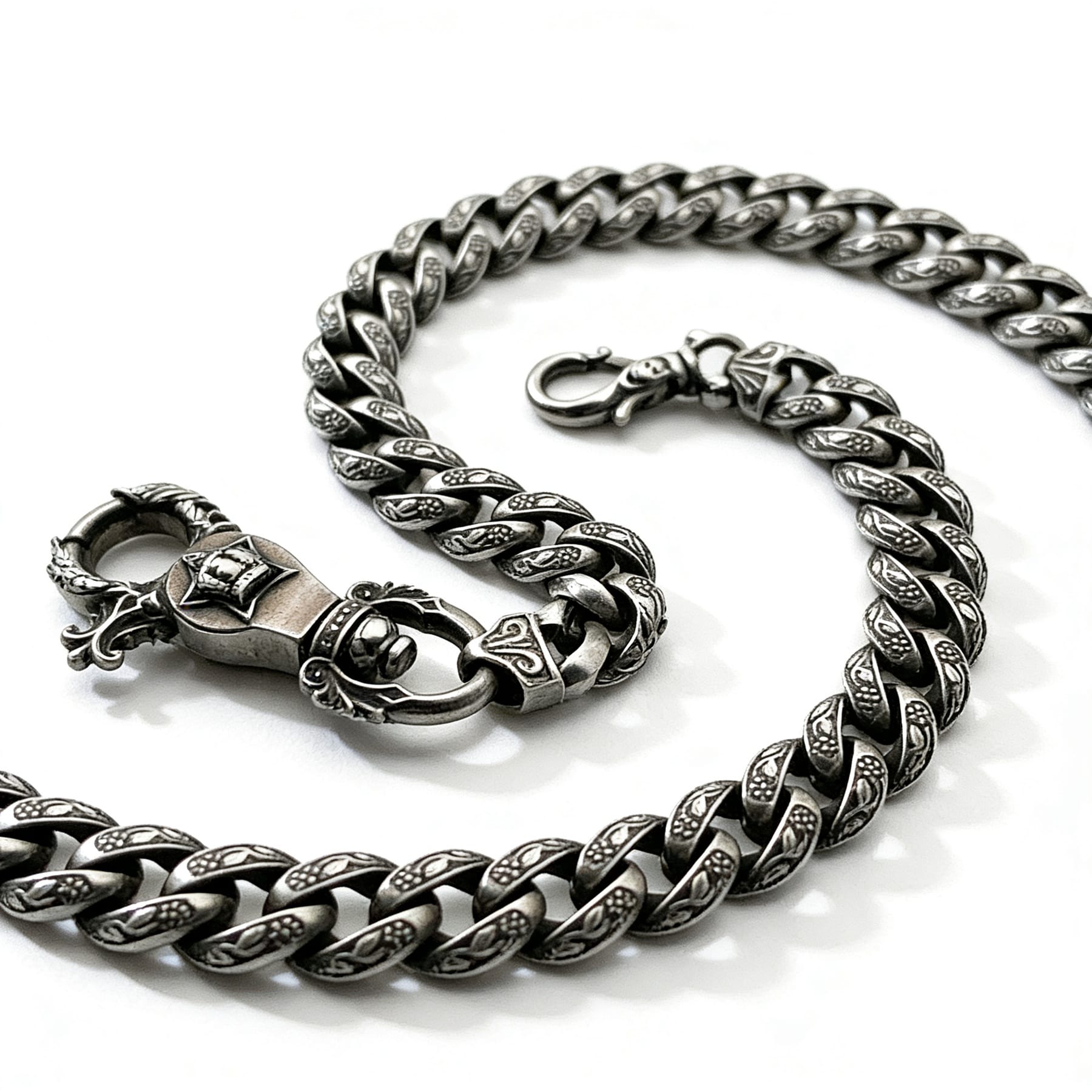 Matt geschwärzte Edelstahl Wallet Chain mit ornamentaler Panzerkette und stabilem Karabiner, passend als Biker-Hosenkette im Gothic-Vintage-Look.