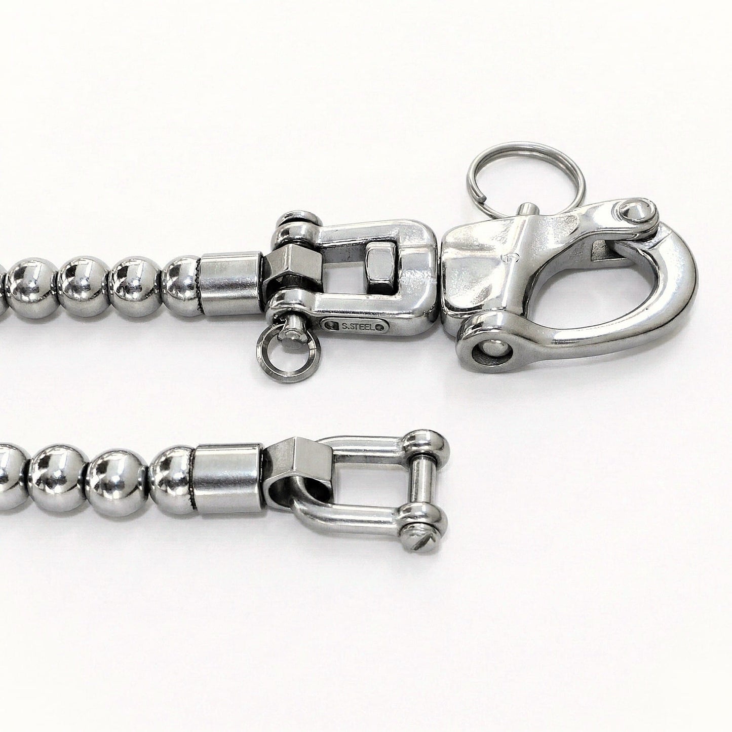 Detailansicht der Kugelkette Wallet Chain aus Edelstahl mit Karabiner und Connector