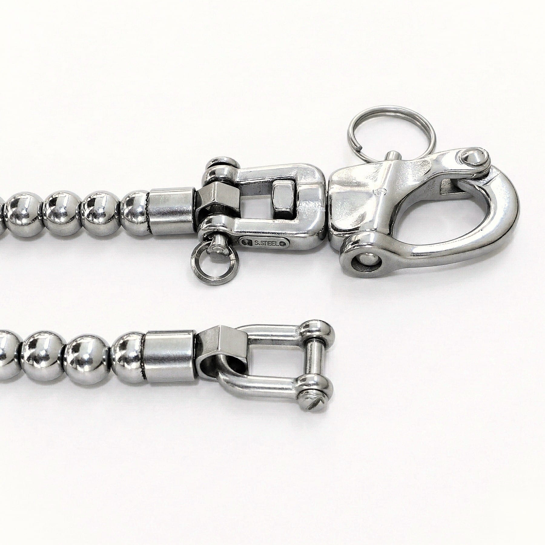 Detailansicht der Kugelkette Wallet Chain aus Edelstahl mit Karabiner und Connector
