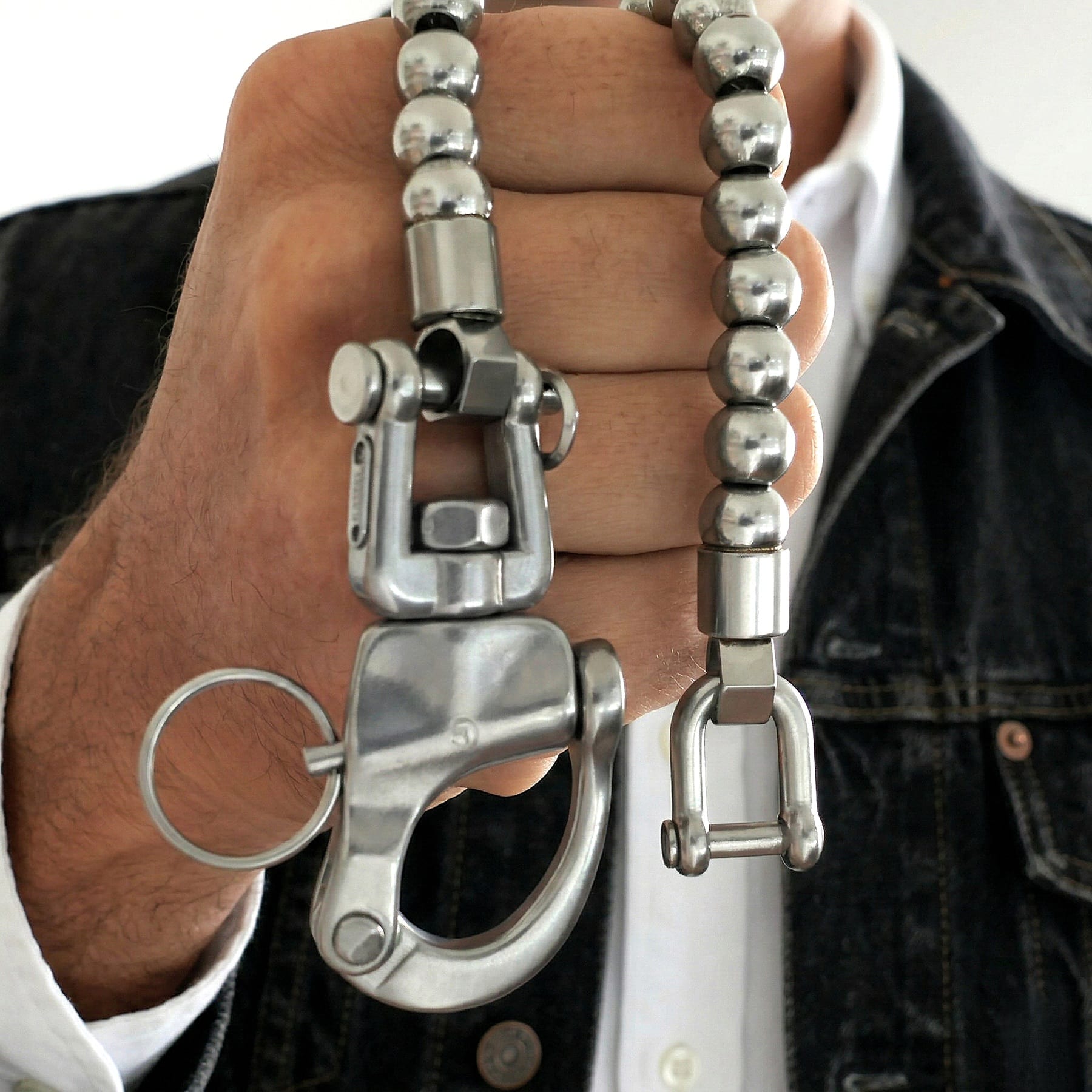 Kugelkette Wallet Chain aus Edelstahl mit großem Karabiner in der Hand