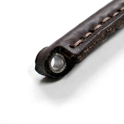 Detail der Leder Geldbeutelkette mit geflochtenem Echtleder, handgenähter Naht und Edelstahl-Insert für robuste Verbindung.