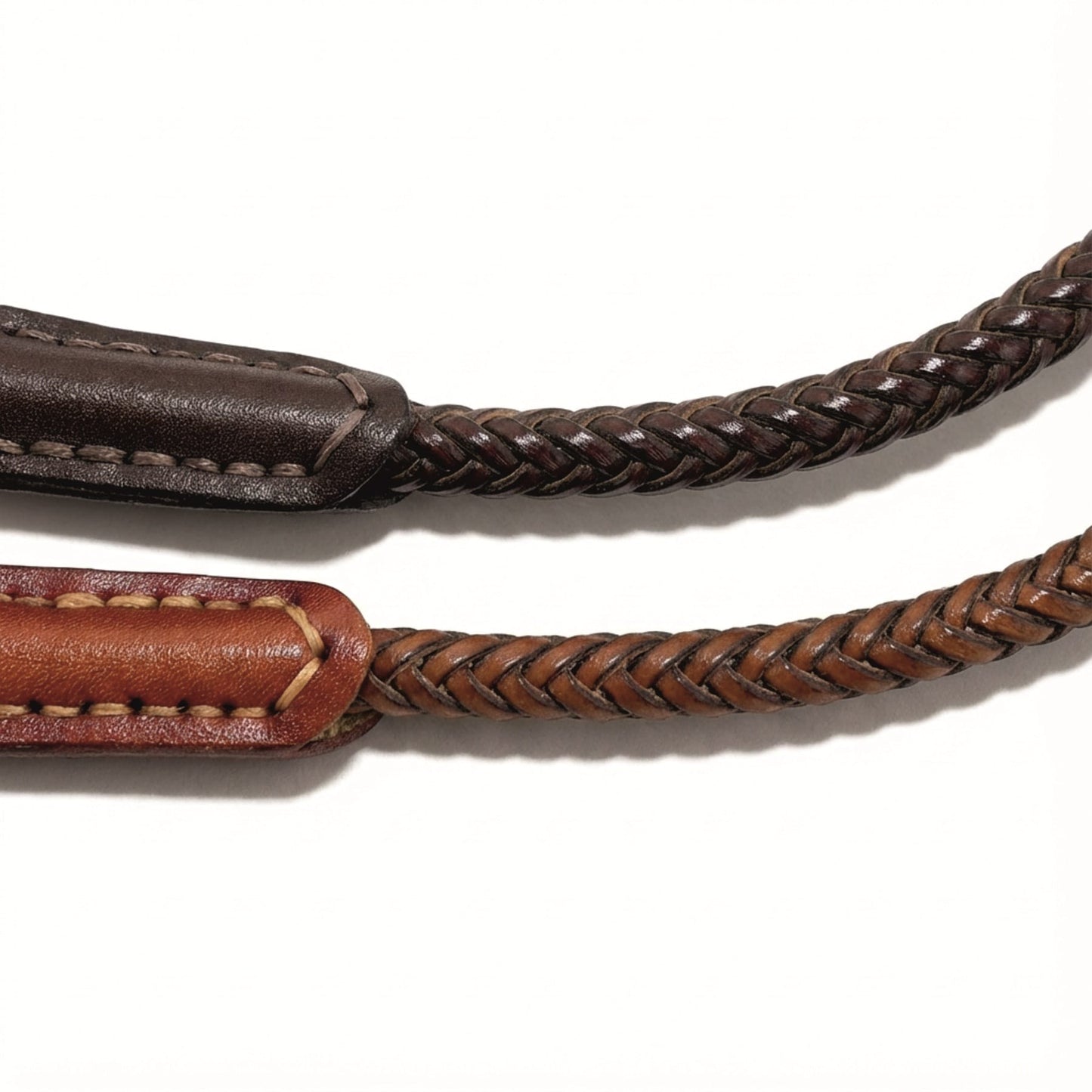 Geflochtenes Lederband der Geldbeutelkette in Dunkelbraun und Cognac mit handgenähten Lederenden.