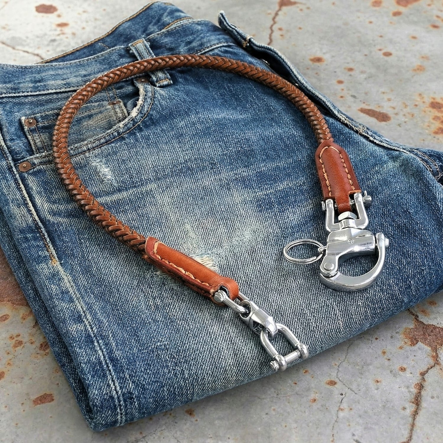 Leder Wallet Chain aus geflochtenem Echtleder mit Edelstahl Karabiner auf Jeans