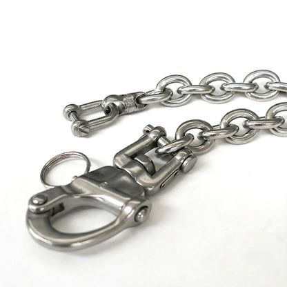 Close-up of a heavy stainless steel wallet chain with 360° swivel clasp, solid connector and anchor links.