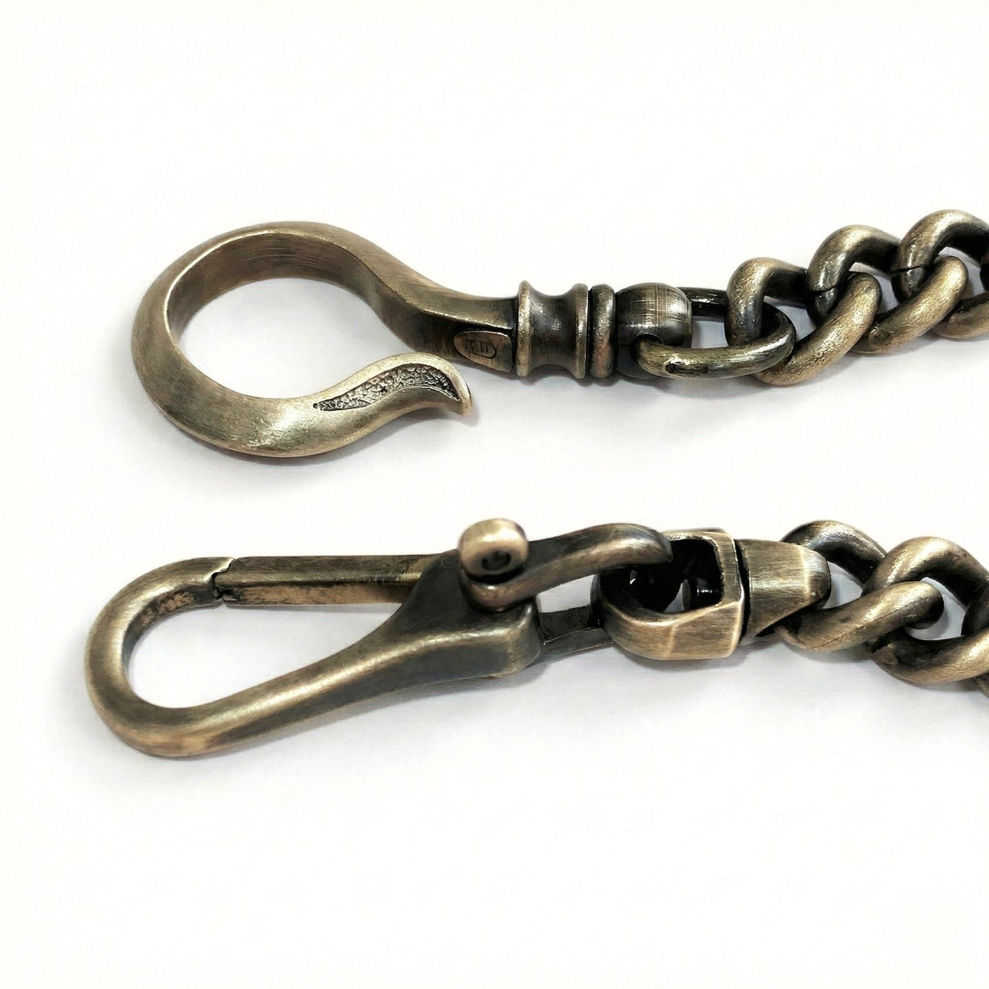 Detail der Messing Geldbeutelkette mit Haken, Karabiner, Panzerkette und 360°-Drehgelenken im Vintage-Finish.