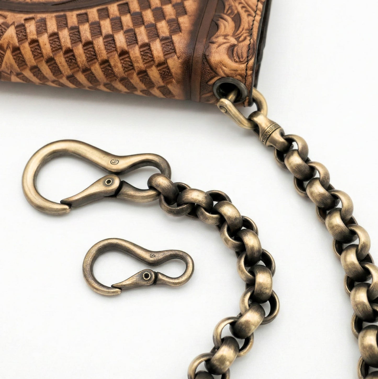 Messing Geldbeutelkette im Vintage Look mit geprägtem Leder Wallet und Karabinern