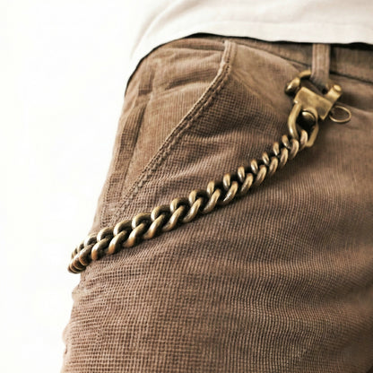 Massive Messing Hosenkette mit Panzerkette, getragen an Cordhose im Rockabilly- und Vintage-Biker-Style.