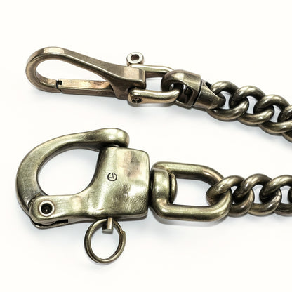 Detail der massiven Messing Panzerkette mit Karabiner mit Sicherung, 360°-Drehgelenk und matt geschwärztem Vintage-Finish.