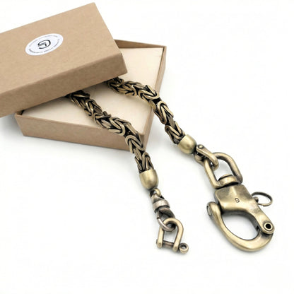 Messing Wallet Chain im Vintage-Look in Geschenkbox mit Königskette, massivem Karabiner und Connector – robustes Biker Accessoire für Jeans und Schlüssel.