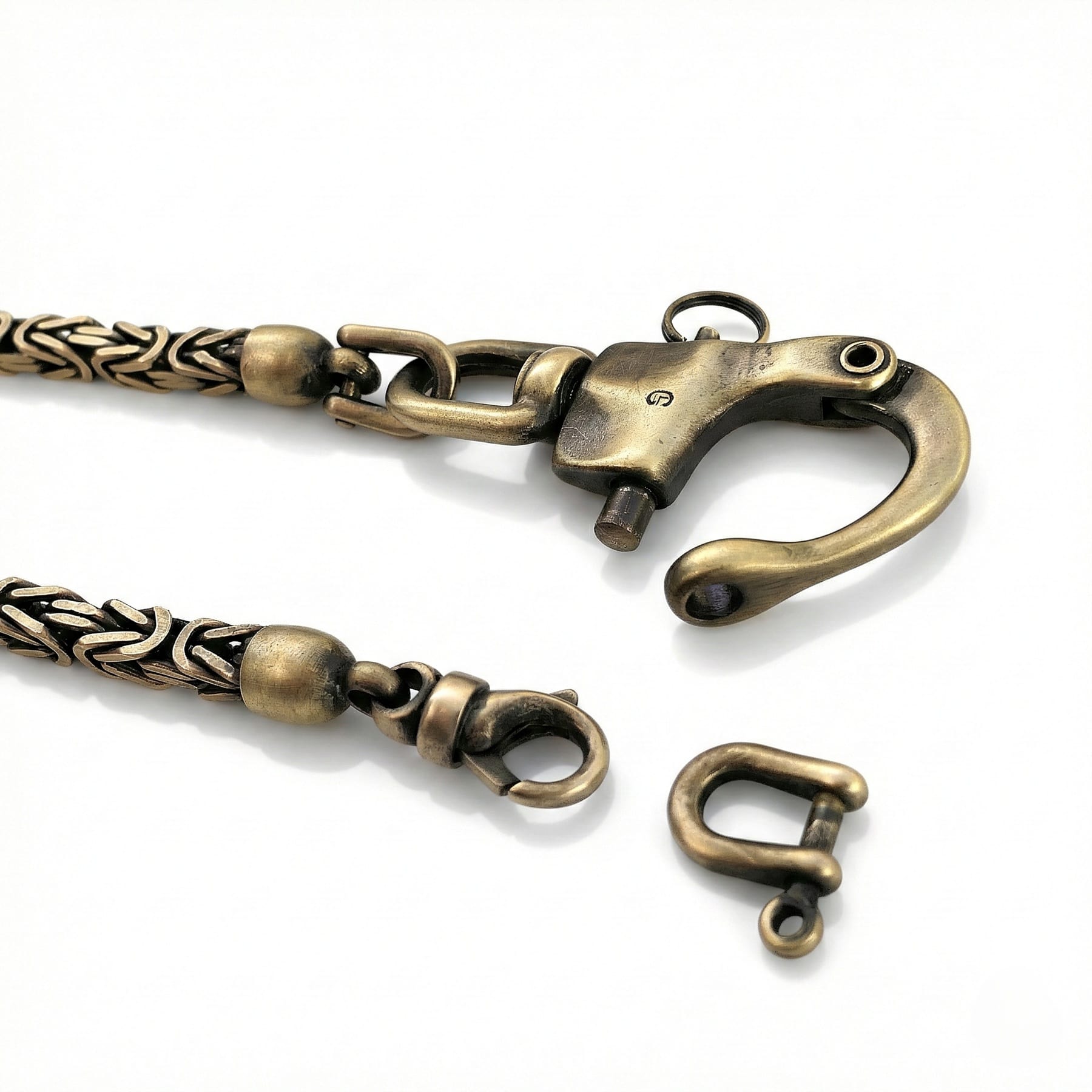 Detailaufnahme einer Messing Wallet Chain im Vintage-Look mit gesichertem Karabiner, 360°-Drehgelenk, Königskette und zusätzlichem Connector.