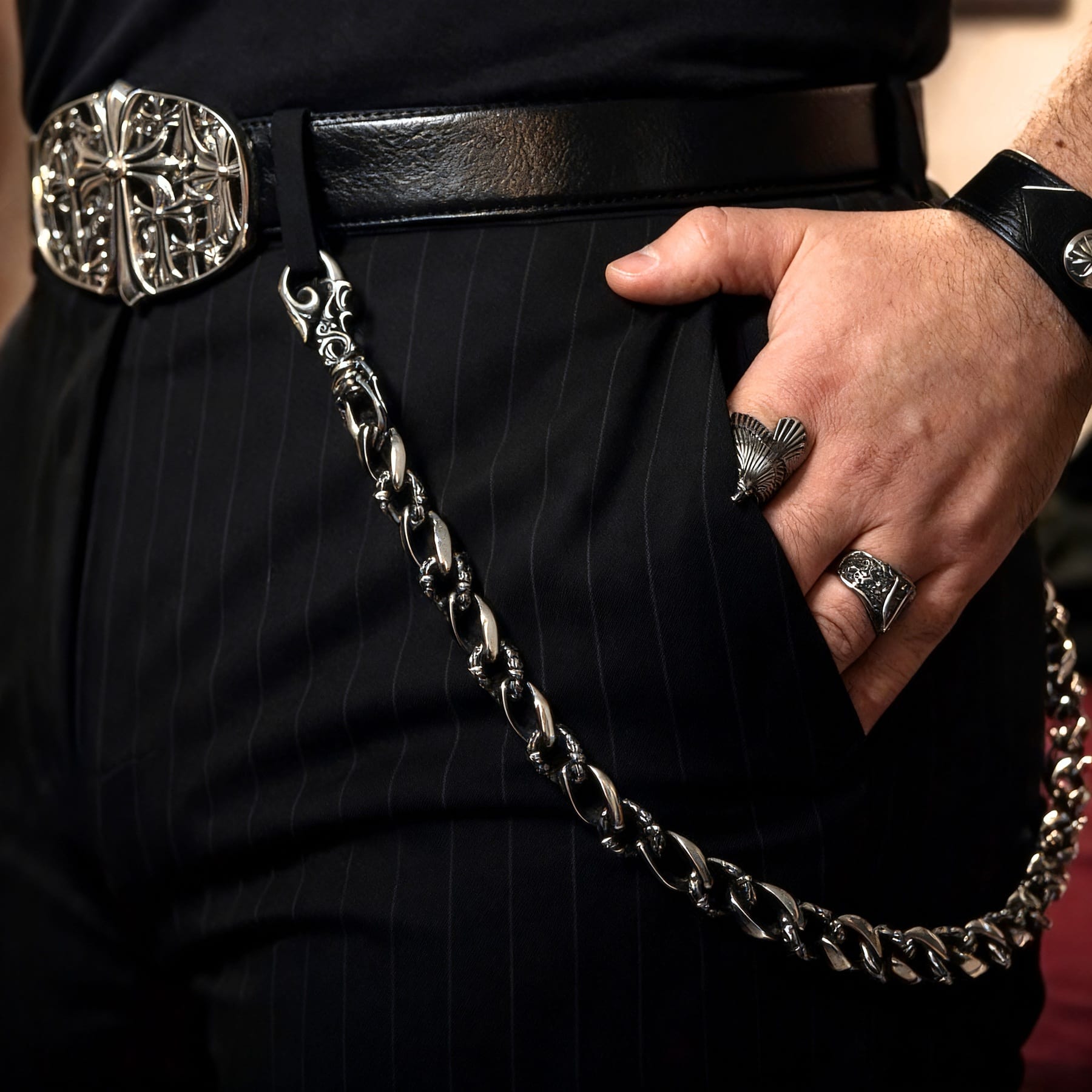 Panzerkette Wallet Chain aus Edelstahl als Gothic Hosenkette an schwarzer Hose getragen