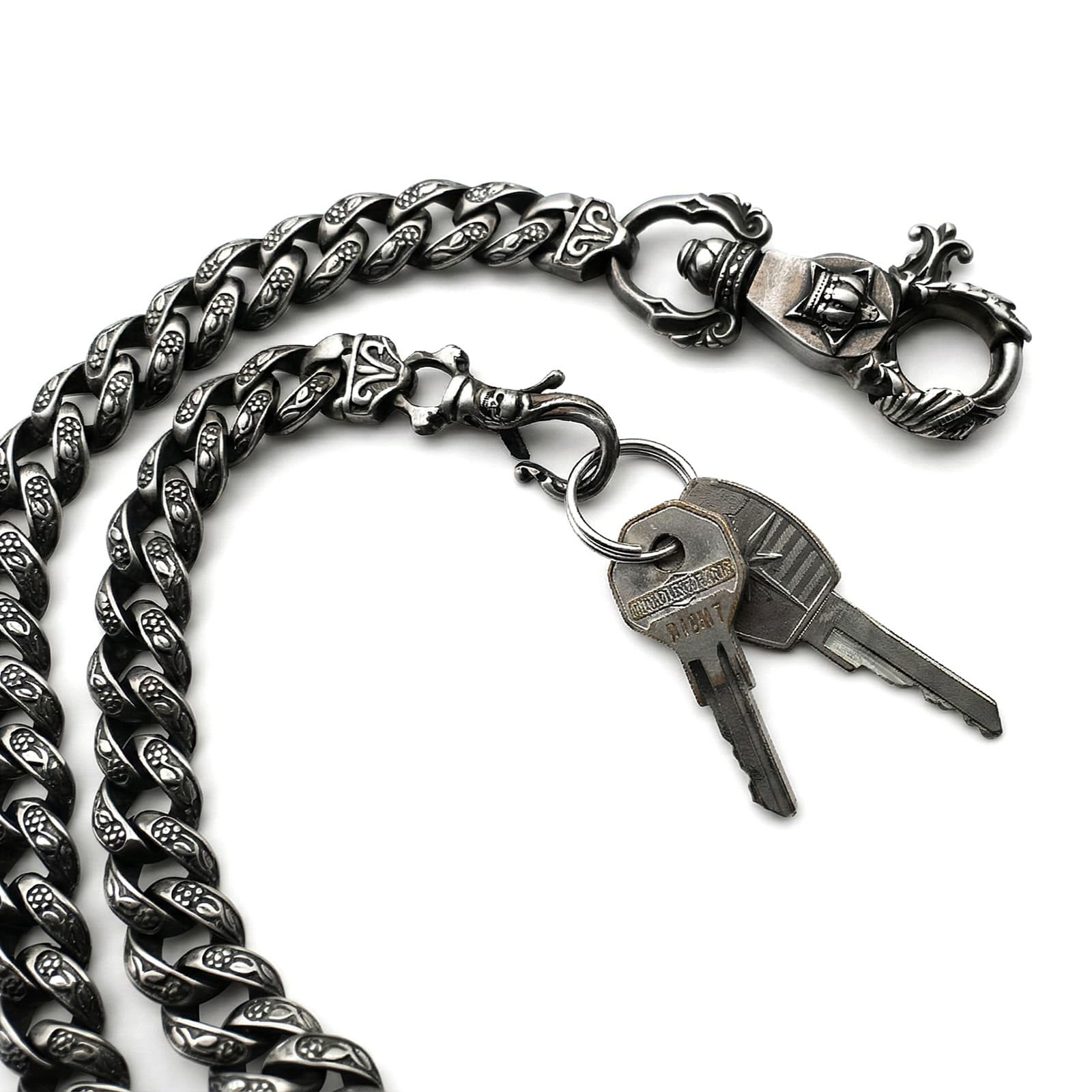 Matt geschwärzte Edelstahl Wallet Chain mit ornamentalem Panzerketten-Design, stabilem Karabiner und befestigten Schlüsseln als robuste Schlüsselkette und Hosenkette.