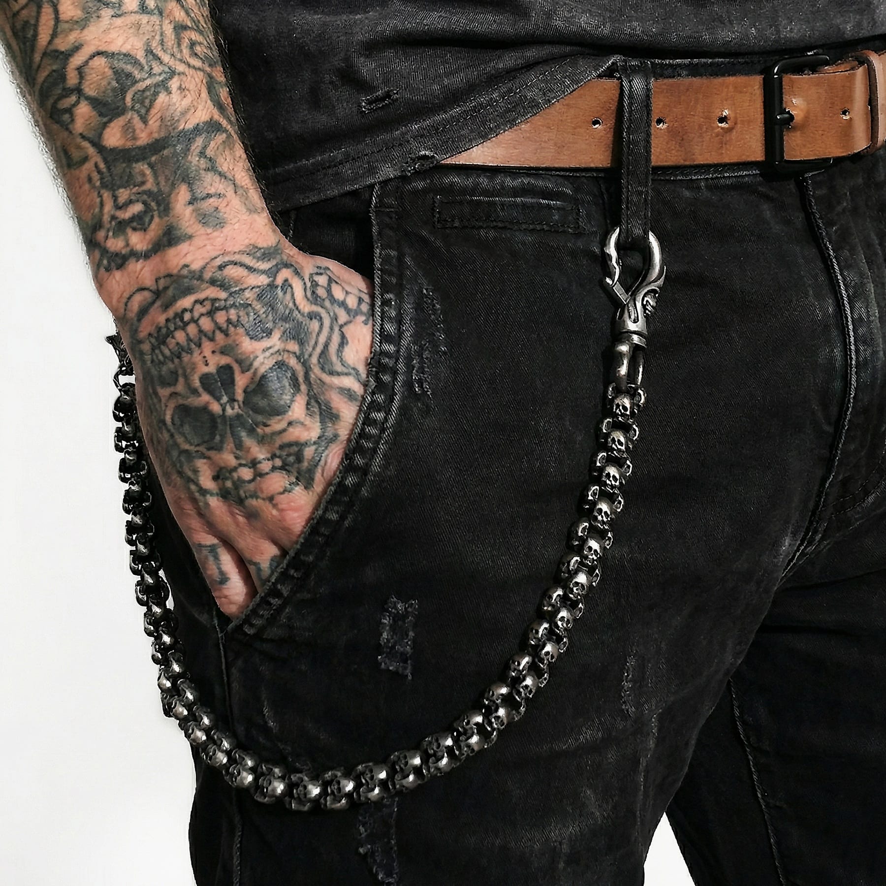 Skull Wallet Chain aus Edelstahl als Biker Hosenkette an schwarzer Jeans getragen