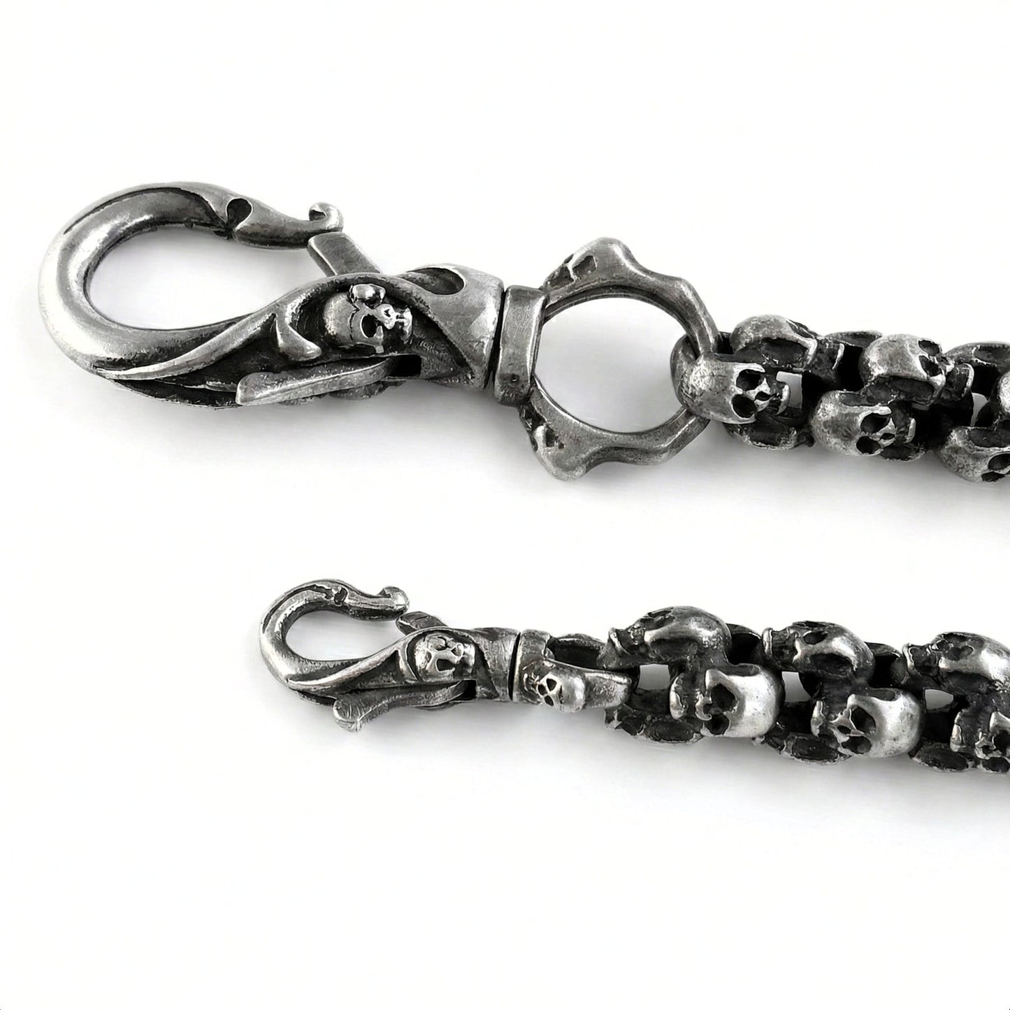 Detailaufnahme der Skull Wallet Chain aus Edelstahl mit Totenkopf Karabiner und Skull Kettengliedern