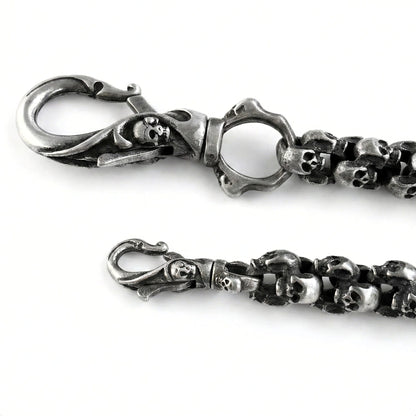 Detailaufnahme der Skull Wallet Chain aus Edelstahl mit Totenkopf Karabiner und Skull Kettengliedern