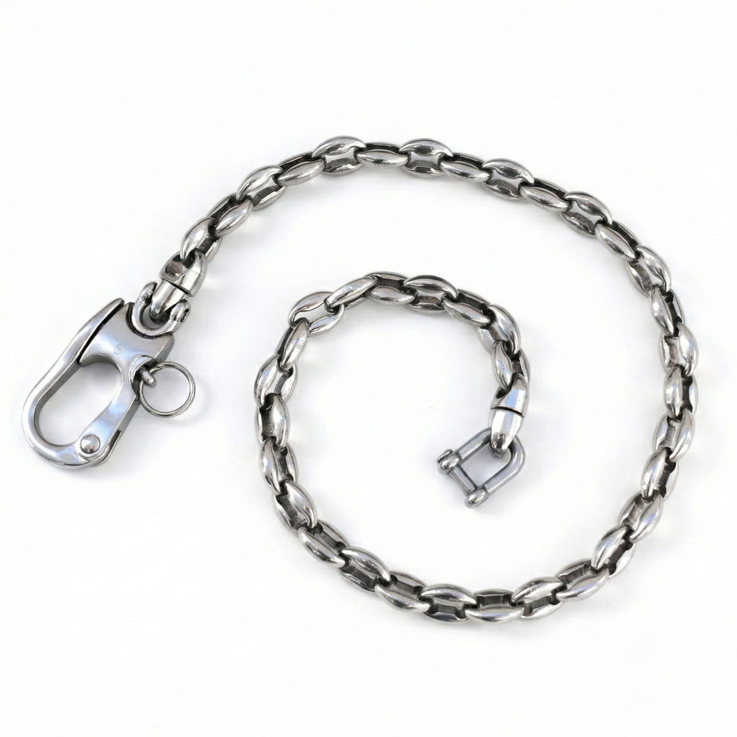 Edelstahl Kaffeebohnenkette als Wallet Chain mit großem Karabiner und ovaler Gliederkette auf weißem Hintergrund, tragbar als Hosenkette oder Schlüsselkette.