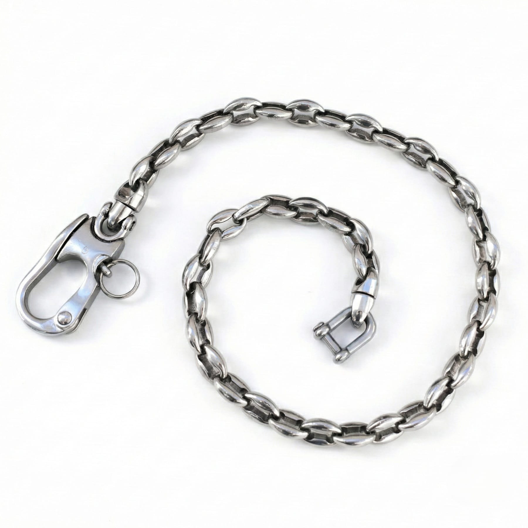 Edelstahl Kaffeebohnenkette als Wallet Chain mit großem Karabiner und ovaler Gliederkette auf weißem Hintergrund, tragbar als Hosenkette oder Schlüsselkette.