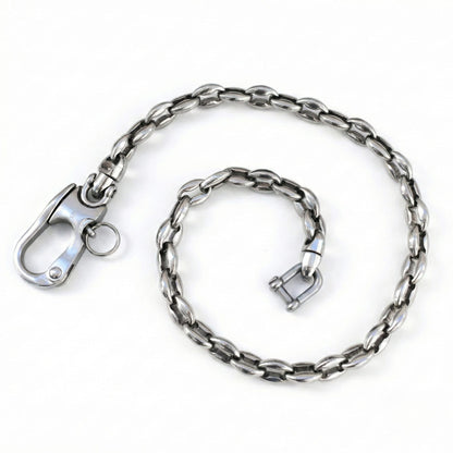 Edelstahl Kaffeebohnenkette als Wallet Chain mit großem Karabiner und ovaler Gliederkette auf weißem Hintergrund, tragbar als Hosenkette oder Schlüsselkette.