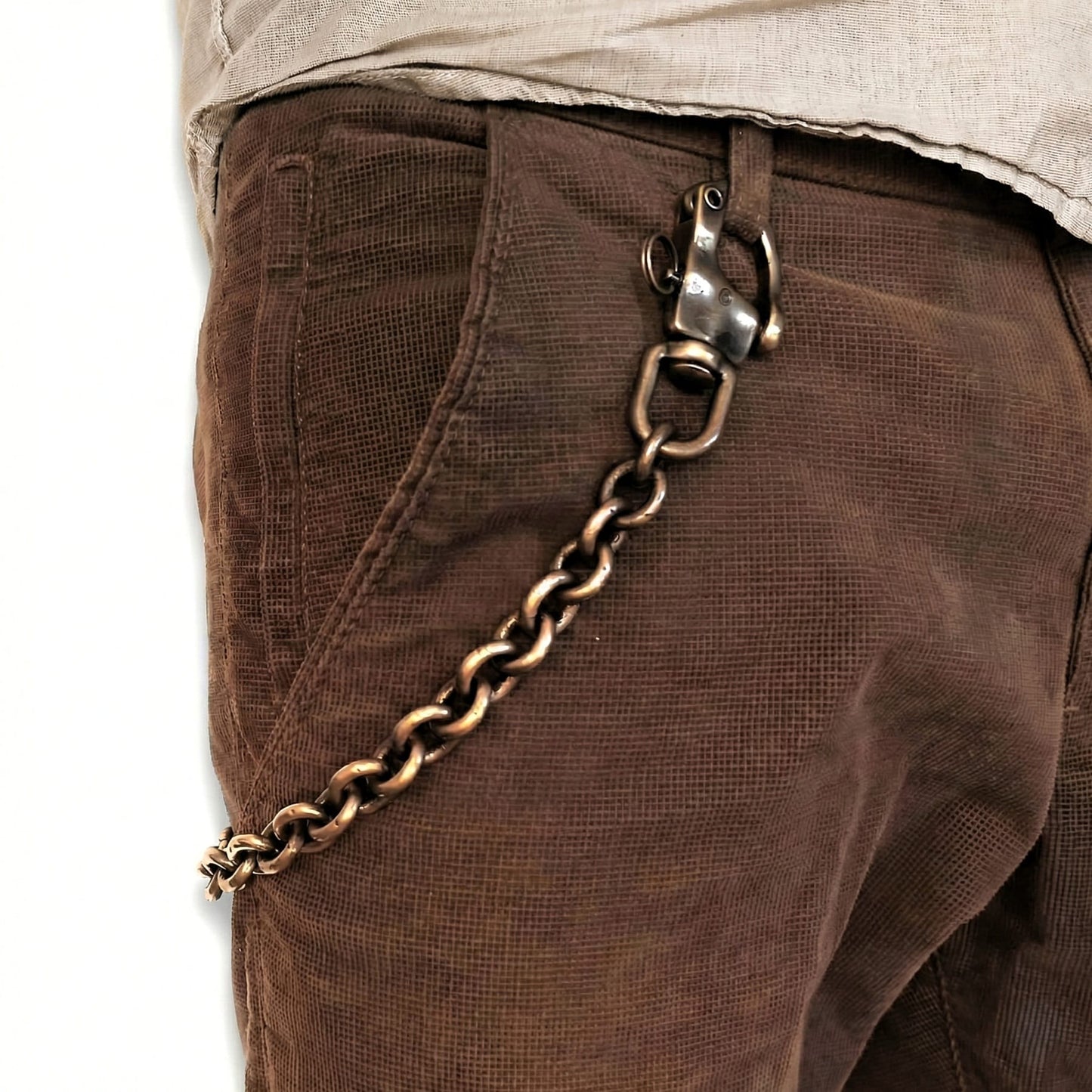 Herren-Wallet-Chain im Vintage-Look an brauner Hose mit massivem Karabiner und Ankerkette