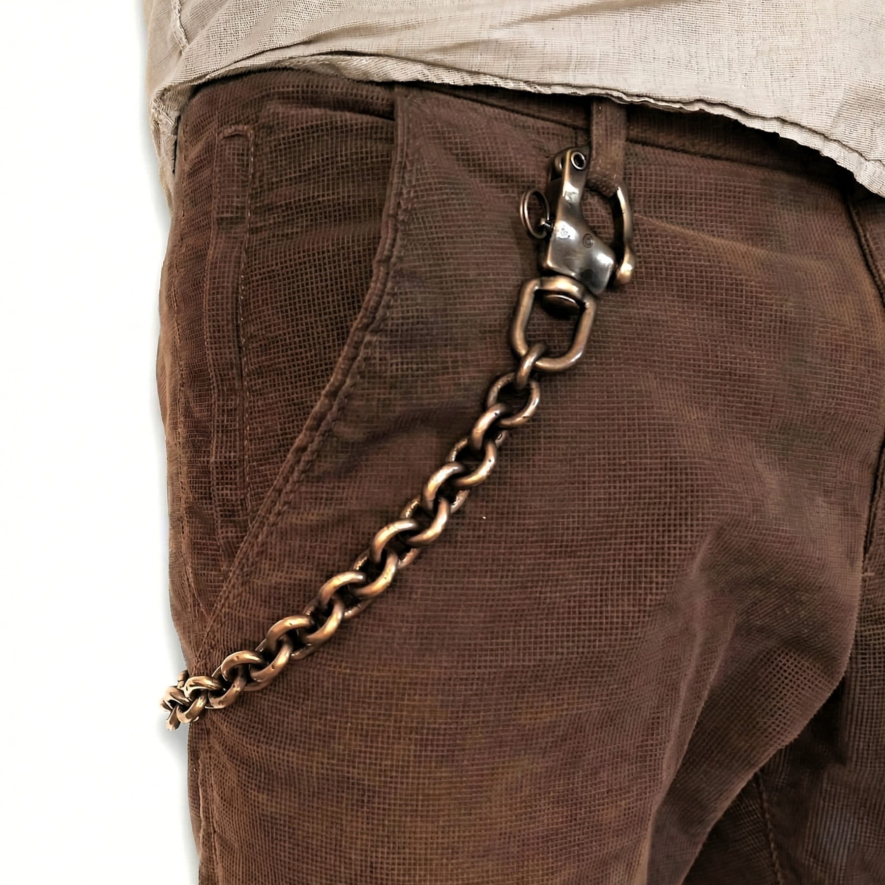 Herren-Wallet-Chain im Vintage-Look an brauner Hose mit massivem Karabiner und Ankerkette