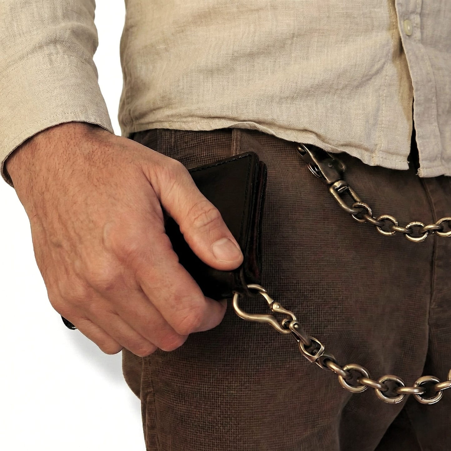 Herren-Wallet-Chain im Vintage-Look an brauner Hose mit schwarzer Lederbörse und massiven Karabinern
