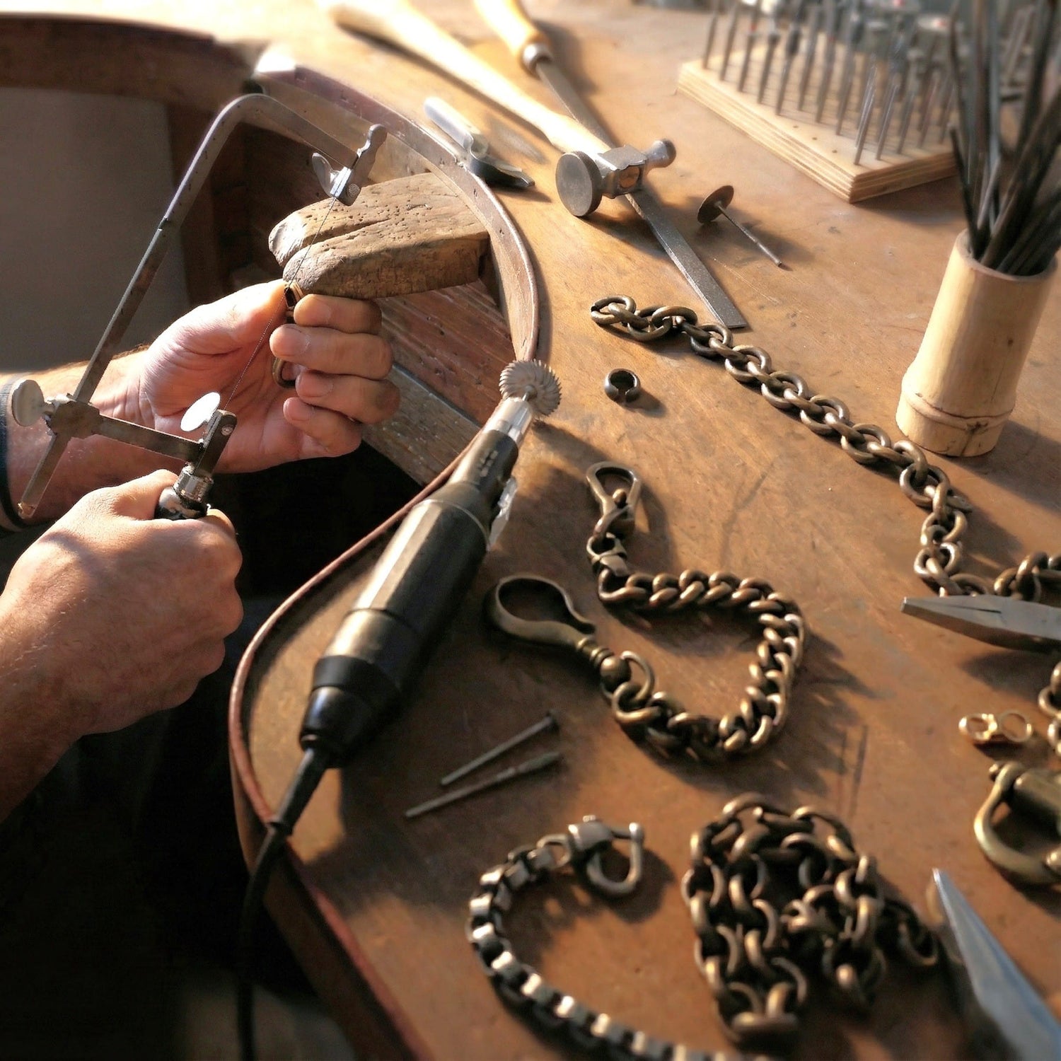 Wallet Chain Herstellung in der Goldschmiede Werkstatt mit handwerklicher Bearbeitung von Ketten und Karabinern