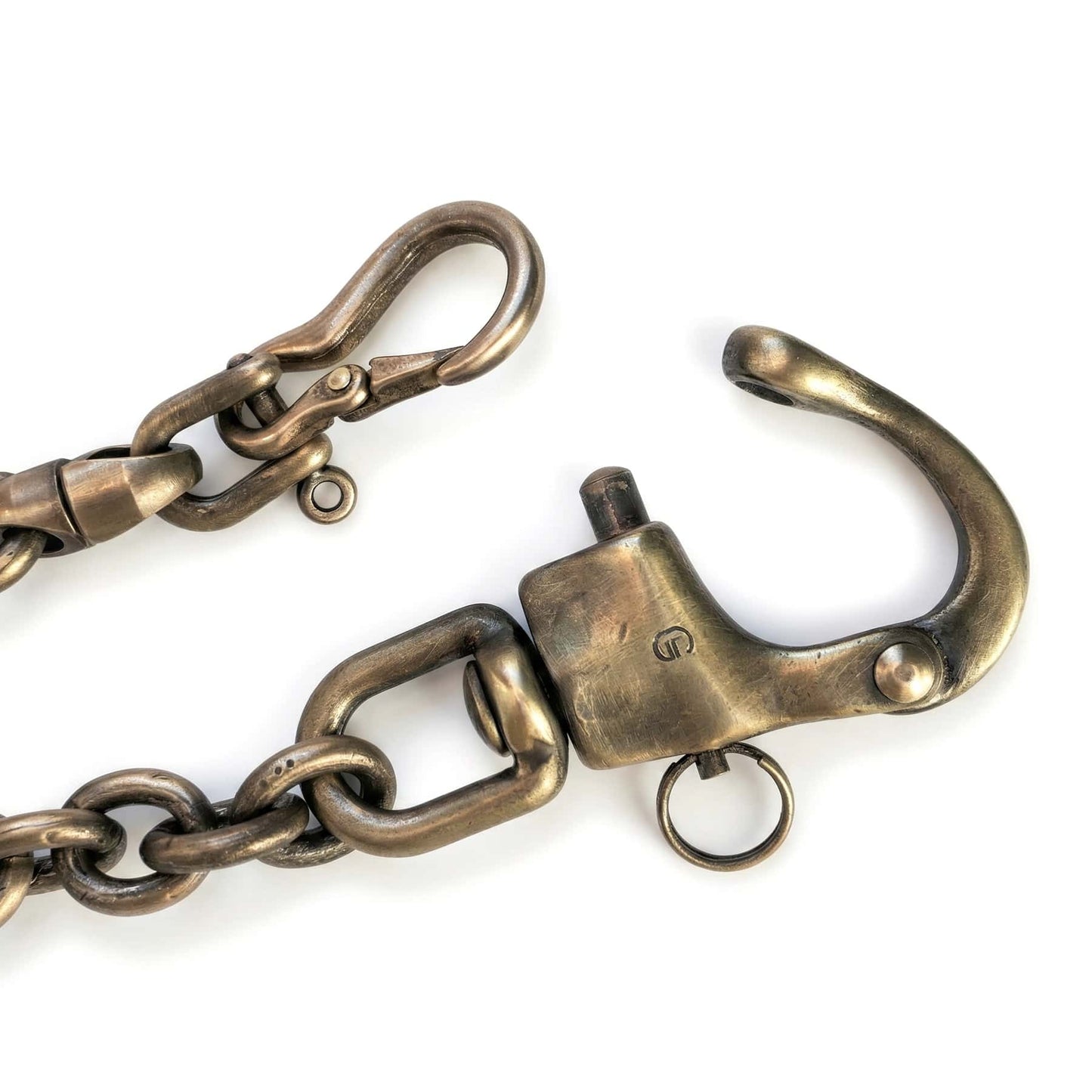 Nahaufnahme einer Wallet Chain mit massivem Karabiner, Ankerkette und messingfarbener Vintage-Oberfläche