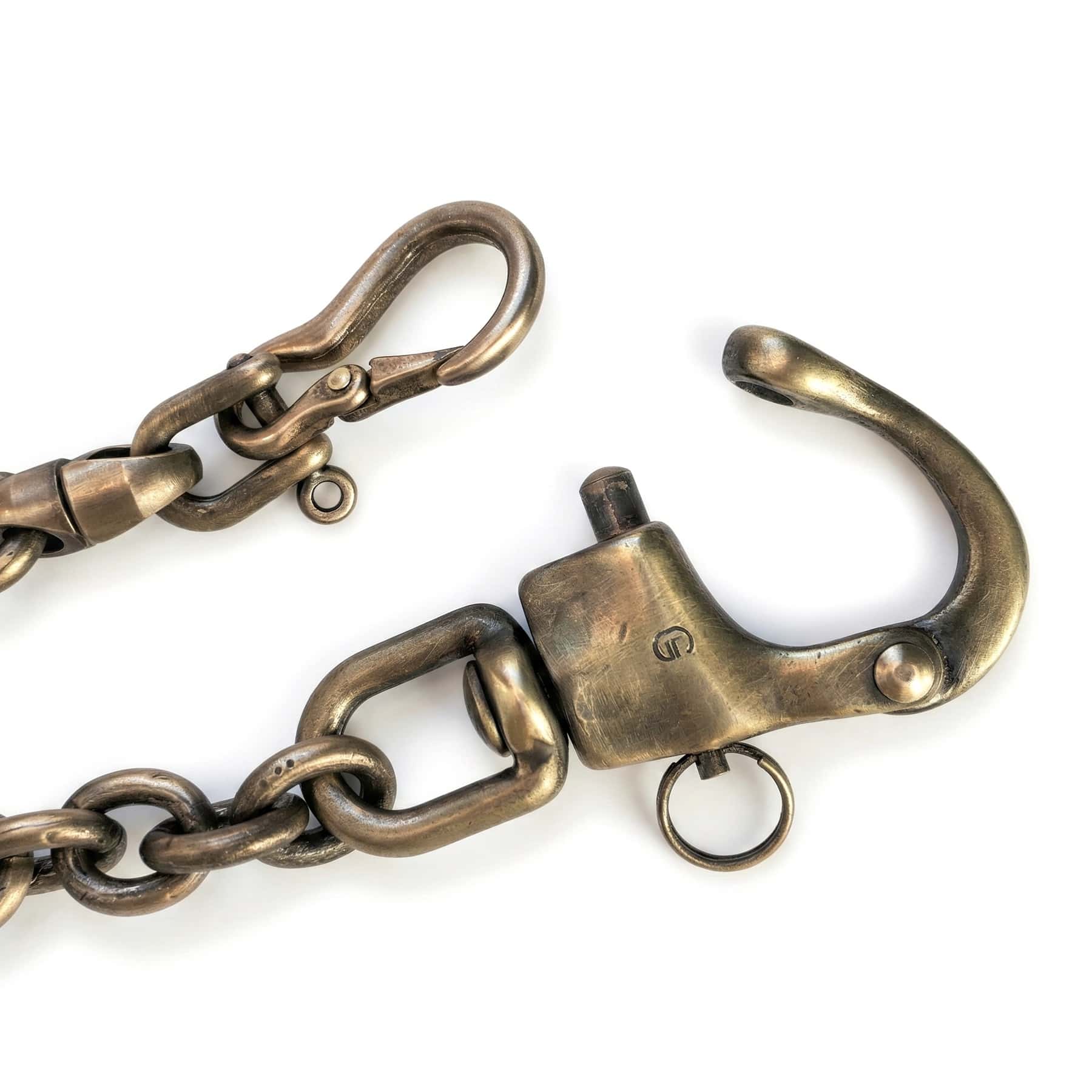 Nahaufnahme einer Wallet Chain mit massivem Karabiner, Ankerkette und messingfarbener Vintage-Oberfläche