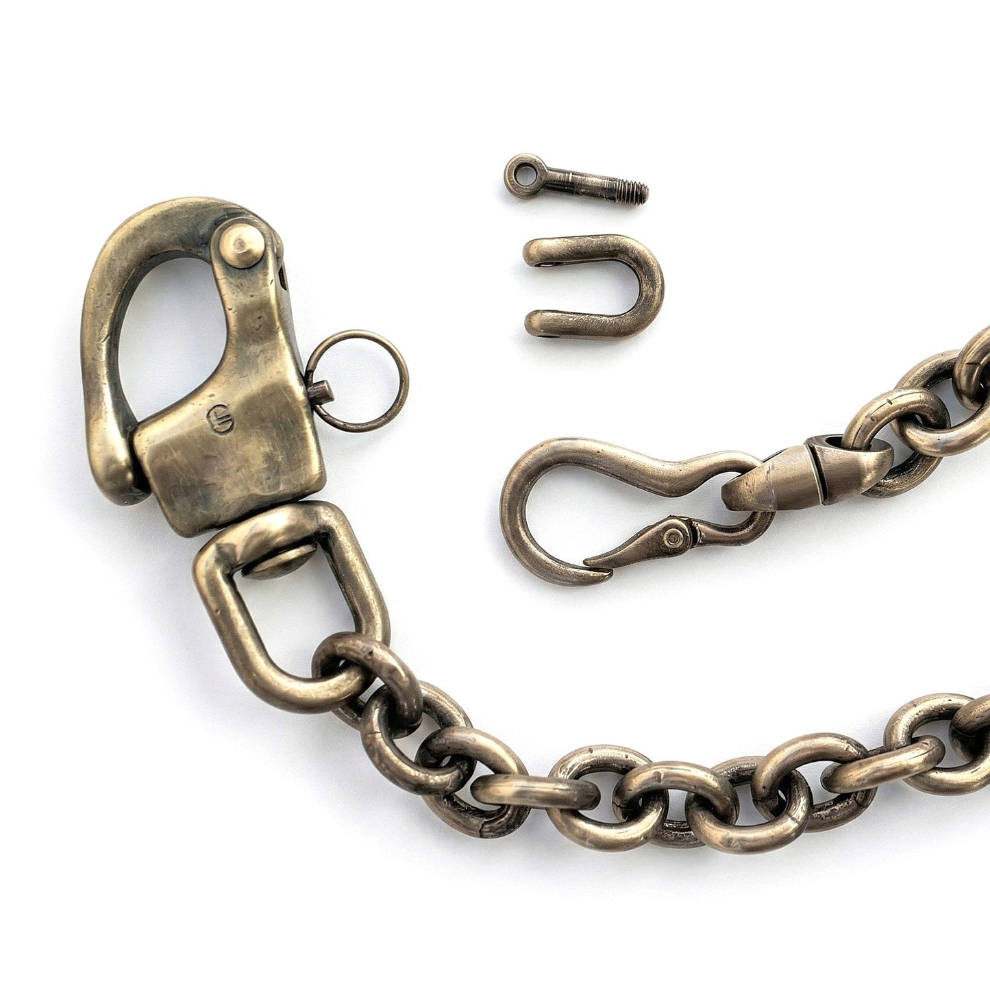 Detailansicht einer Wallet Chain im Vintage-Look mit massiven Karabinern, Ankerkette und messingfarbener Oberfläche